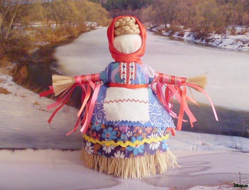 яркое масленичное чучело